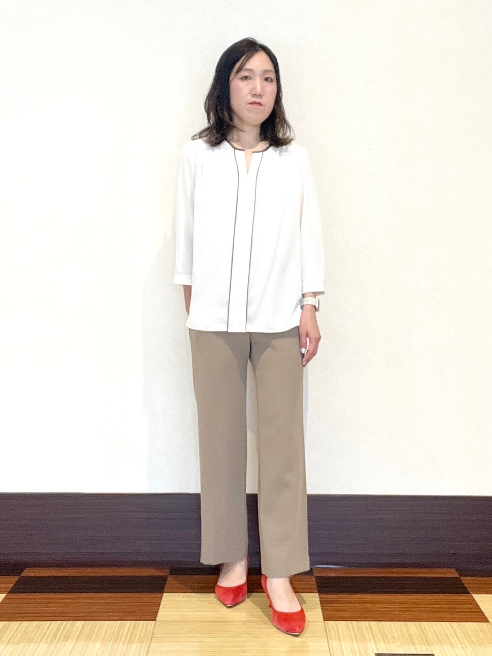 ホワイト系のシャツ/ブラウス、ベージュ系のその他パンツ、ベージュ系のスーツジャケットを着用したレディースの秋コーディネートの4枚目の写真