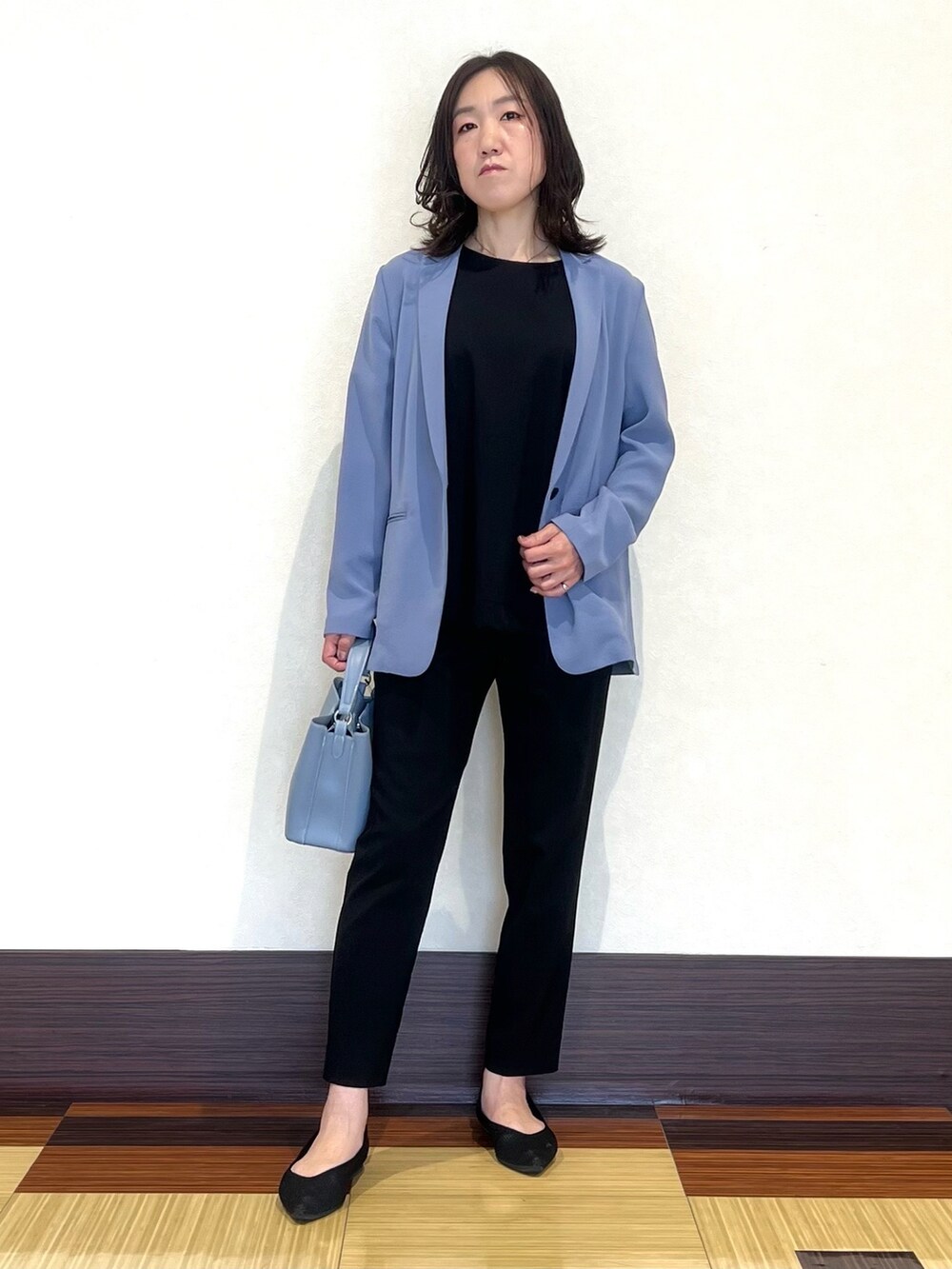 ブルー系のシャツ/ブラウス、ブルー系のその他パンツ、ブルー系のショルダーバッグを着用したレディースの春コーディネートの4枚目の写真