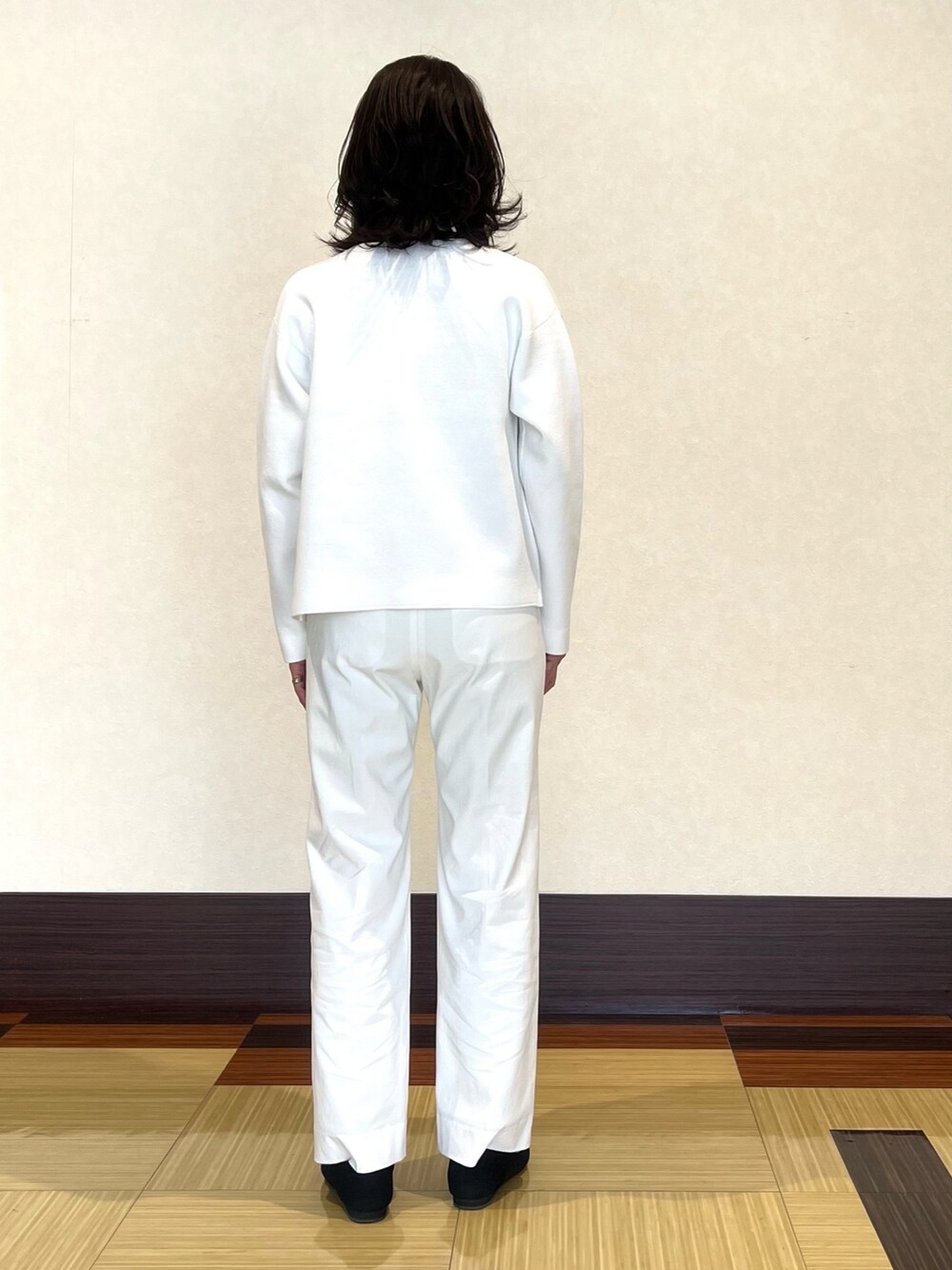 ホワイト系のカーディガン/ボレロ、ホワイト系のニット/セーター、ホワイト系のスーツパンツを着用したレディースの春コーディネートの5枚目の写真