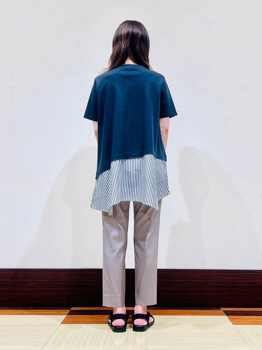 ブルー系のTシャツ/カットソー、ブラック系のサンダル、ブラウン系のその他パンツを着用したレディースの夏コーディネートの4枚目の写真