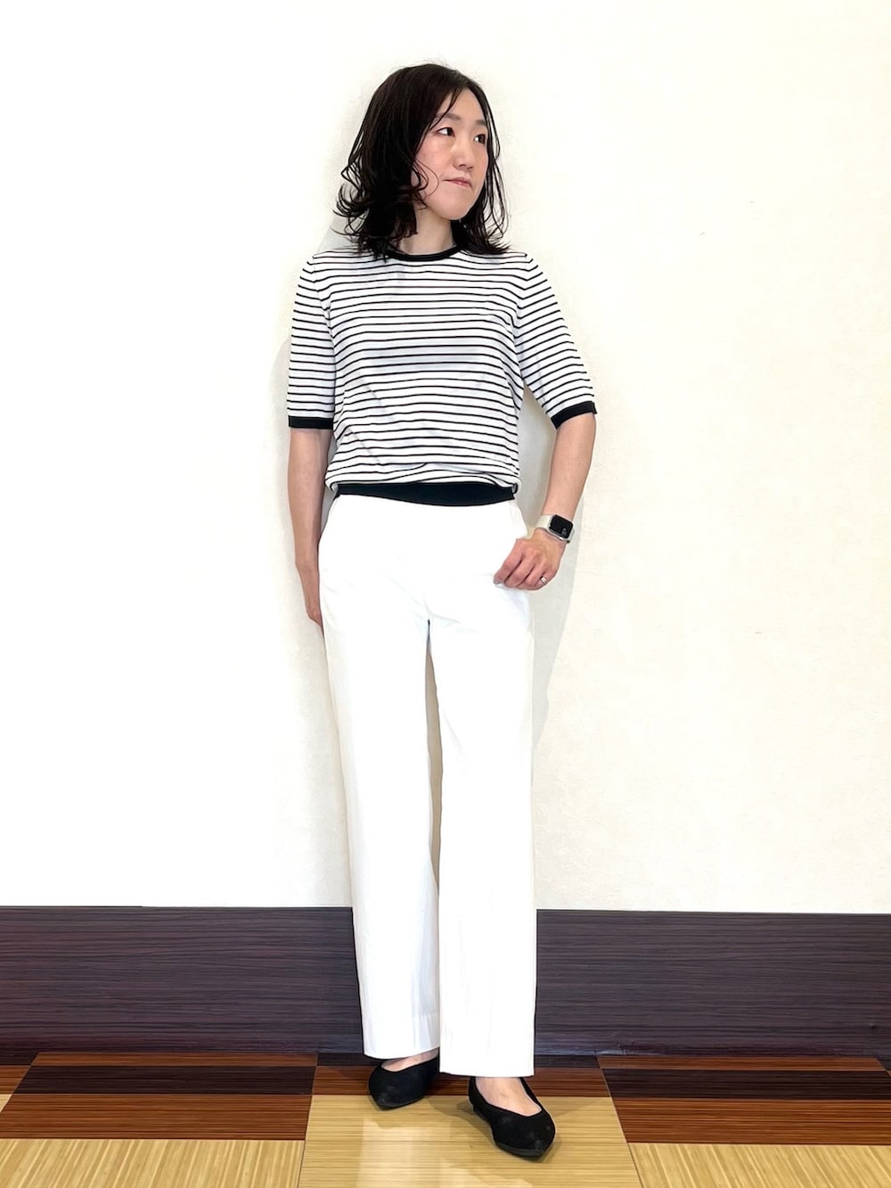 ホワイト系のカーディガン/ボレロ、ホワイト系のニット/セーター、ホワイト系のスーツパンツを着用したレディースの春コーディネートの4枚目の写真