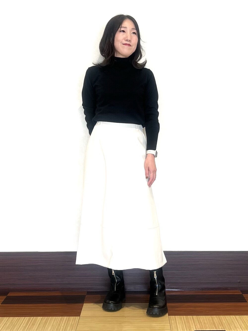 ブラック系のニット/セーター、ブラック系のニット/セーター、ブラック系のブーツを着用したレディースの秋コーディネートの3枚目の写真