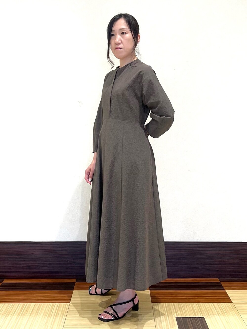 ブラック系のワンピース、ブラック系のサンダル、その他のその他を着用したレディースの秋コーディネートの4枚目の写真