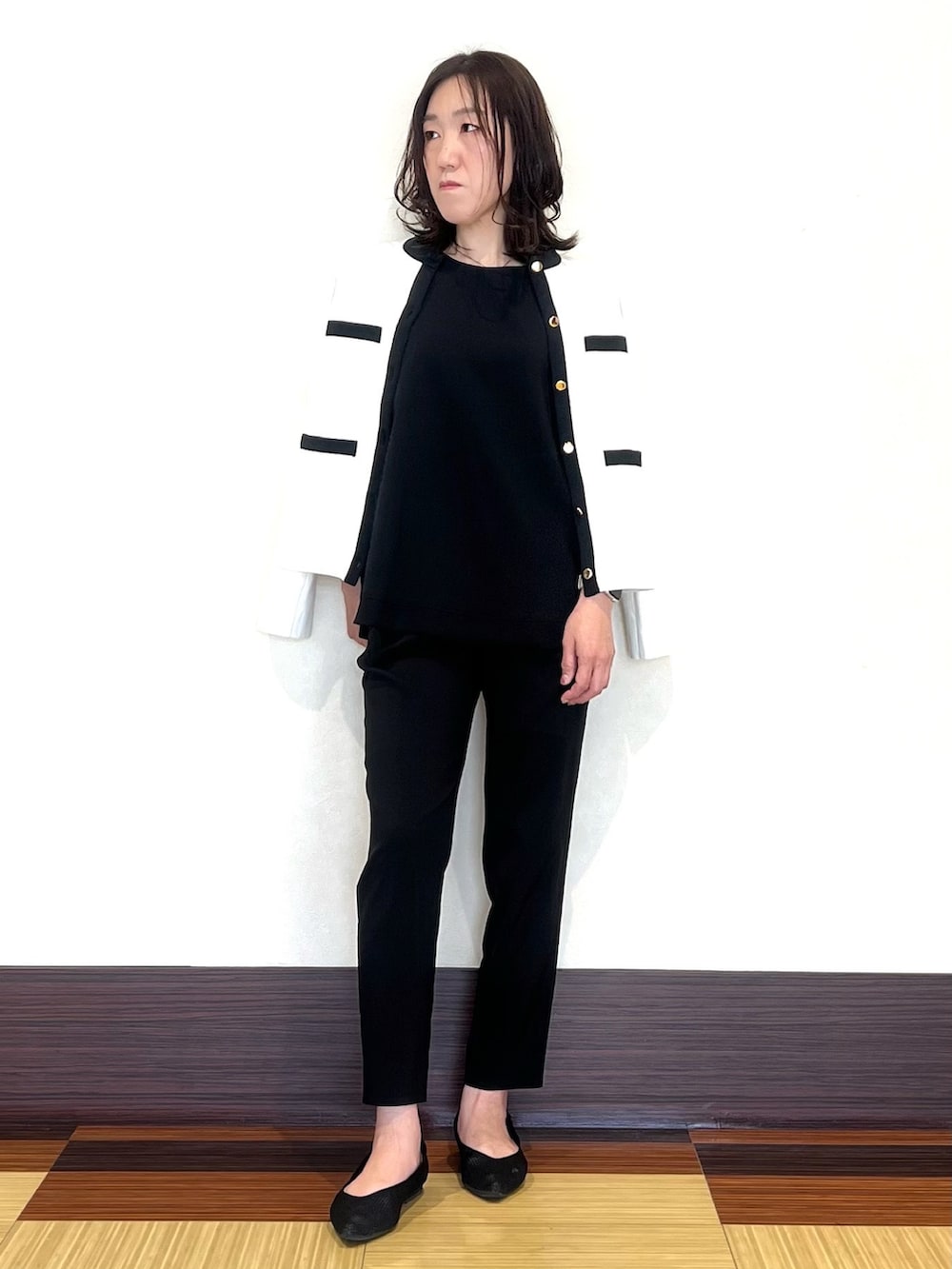 ホワイト系のカーディガン/ボレロ、ブルー系のシャツ/ブラウス、ブルー系のその他パンツを着用したレディースの春コーディネートの4枚目の写真