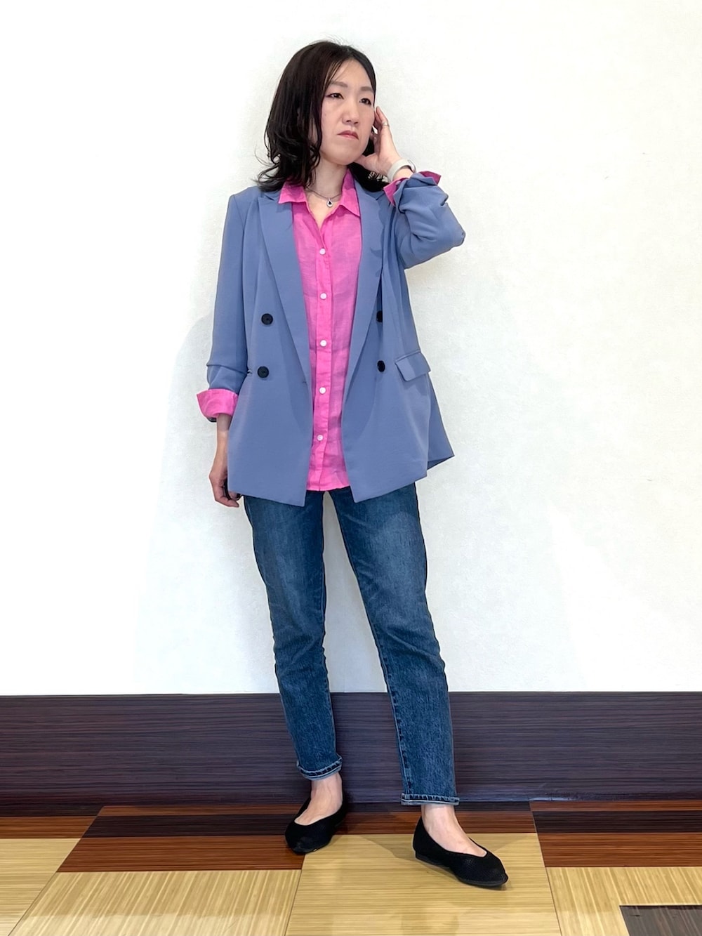ピンク系のシャツ/ブラウス、ブルー系のスーツジャケット、ブラック系のパンプスを着用したレディースの春コーディネートの4枚目の写真