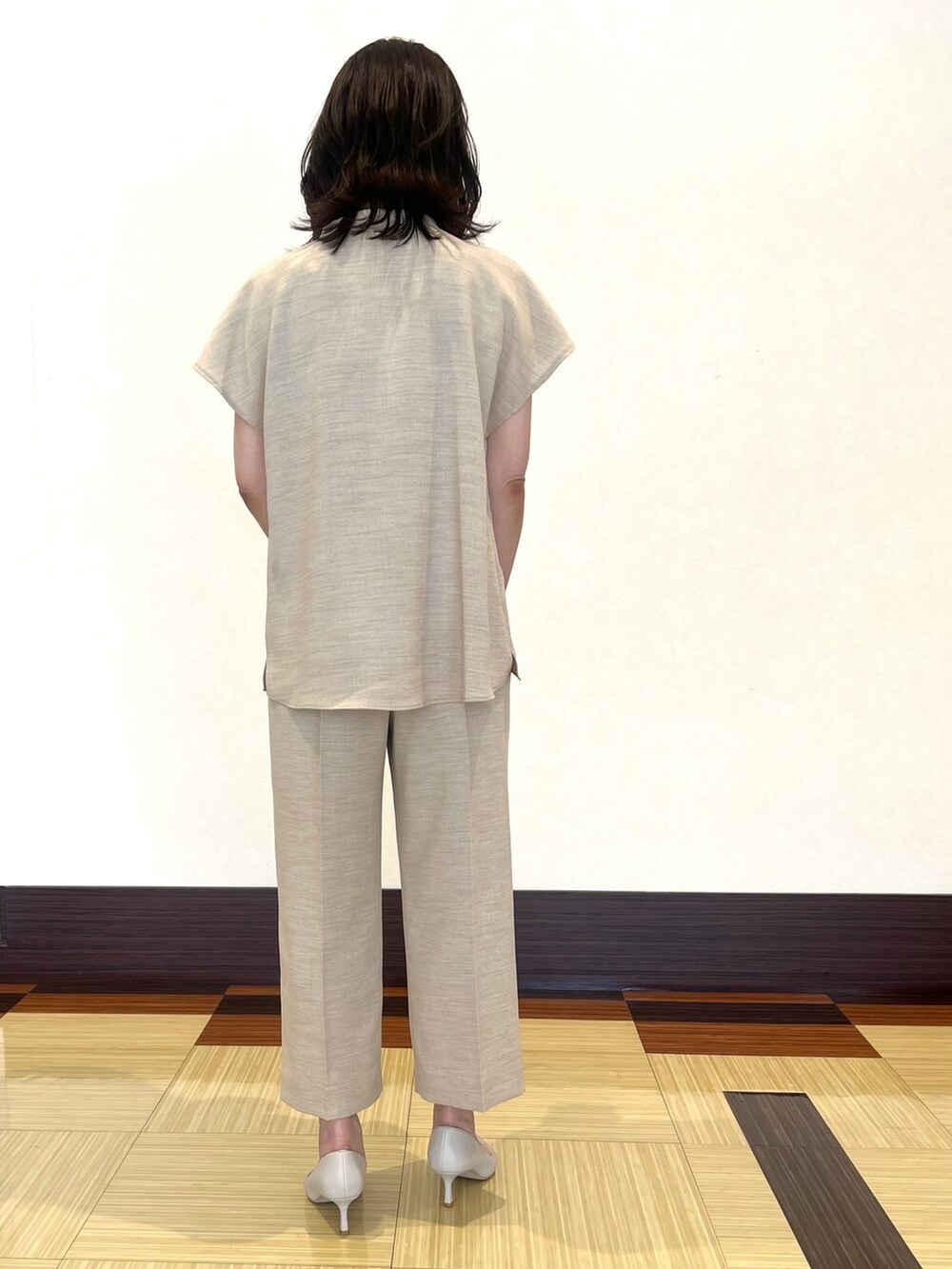 ベージュ系のシャツ/ブラウス、ベージュ系のその他パンツ、ベージュ系のショルダーバッグを着用したレディースの夏コーディネートの5枚目の写真