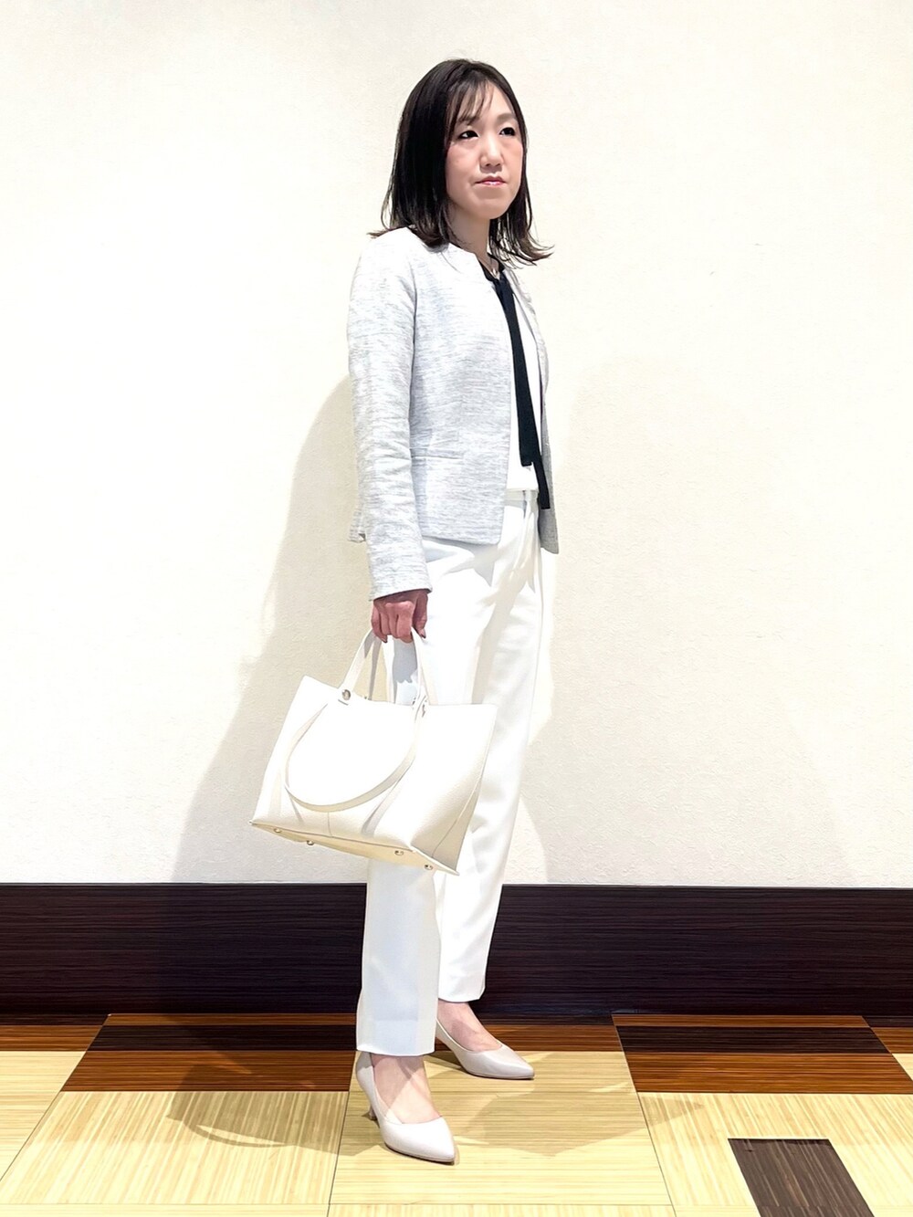 ブラック系のノーカラージャケット、ホワイト系のシャツ/ブラウス、ホワイト系のその他パンツを着用したレディースの春コーディネートの3枚目の写真