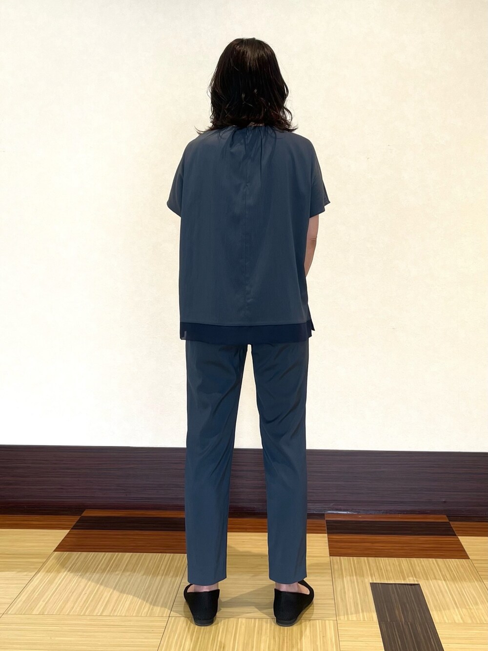 グレー系のシャツ/ブラウス、グレー系のその他パンツ、ブラック系のパンプスを着用したレディースの春コーディネートの5枚目の写真