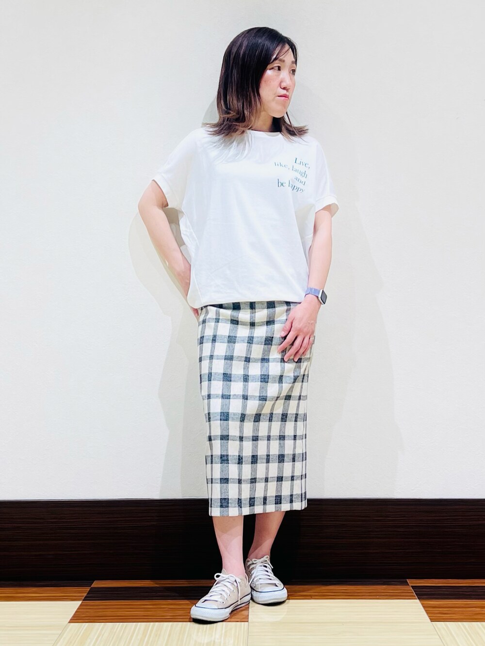 ホワイト系のTシャツ/カットソー、ブラック系のスカート、ホワイト系のシャツ/ブラウスを着用したレディースの春コーディネートの2枚目の写真