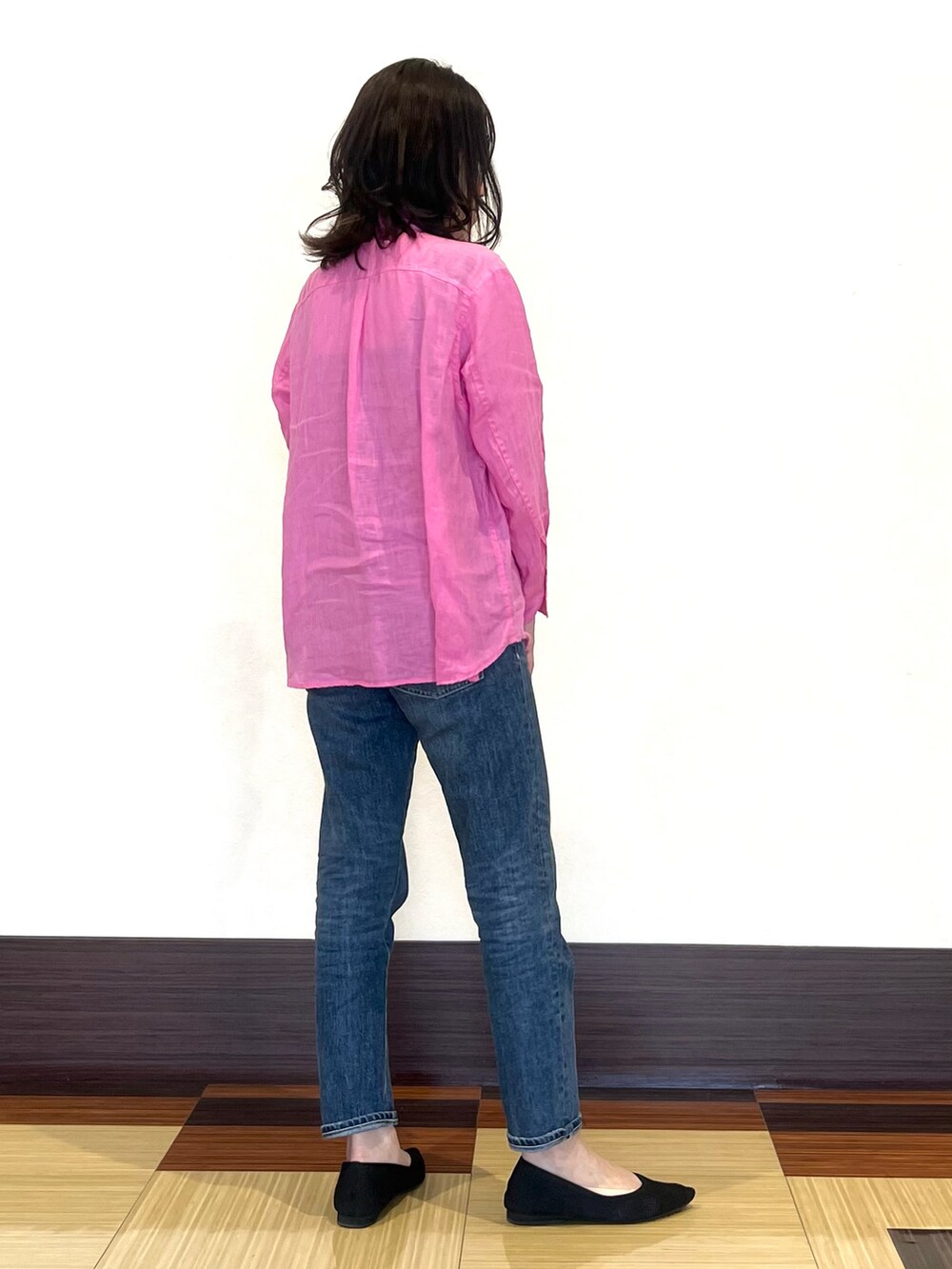 ピンク系のシャツ/ブラウス、ブルー系のデニムパンツ、ブラック系のパンプスを着用したレディースの夏コーディネートの5枚目の写真