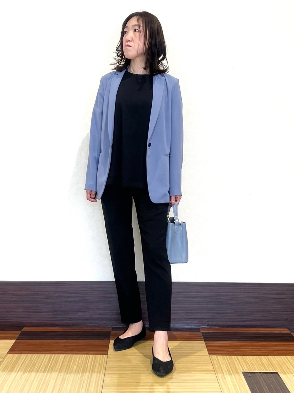 ブルー系のシャツ/ブラウス、ブルー系のその他パンツ、ブルー系のショルダーバッグを着用したレディースの春コーディネートの3枚目の写真