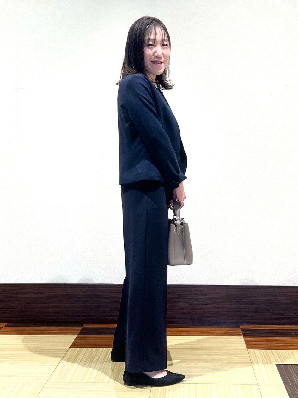 ブルー系のノーカラージャケット、ホワイト系のシャツ/ブラウス、ブルー系のその他パンツを着用したレディースの春コーディネートの4枚目の写真