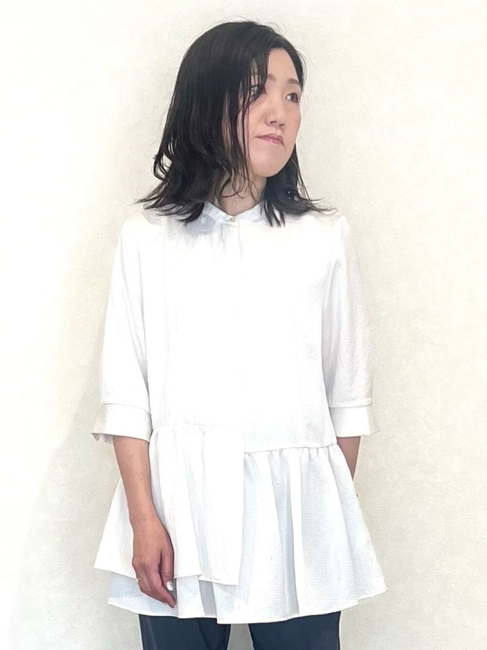 ホワイト系のシャツ/ブラウス、ブルー系のその他パンツ、ホワイト系のサンダルを着用したレディースの秋コーディネートの4枚目の写真