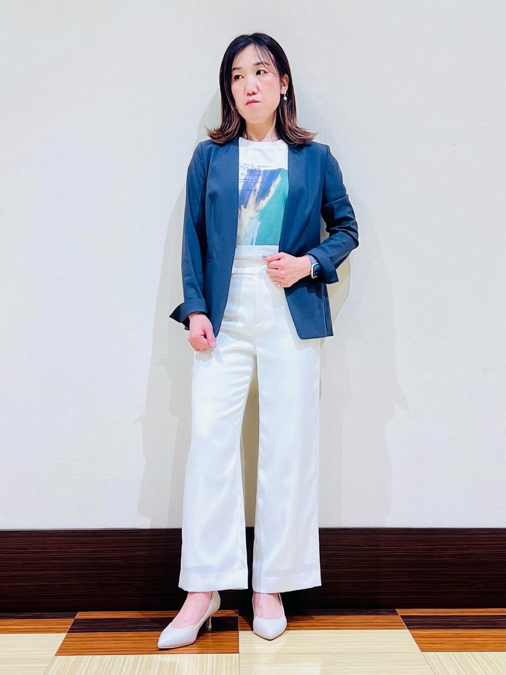 ホワイト系のTシャツ/カットソー、グレー系のノーカラージャケット、ホワイト系のその他パンツを着用したレディースの夏コーディネートの3枚目の写真