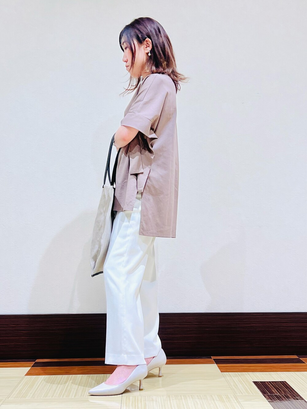 ブラウン系のTシャツ/カットソー、ホワイト系のその他パンツ、ブラック系のトートバッグを着用したレディースの夏コーディネートの4枚目の写真