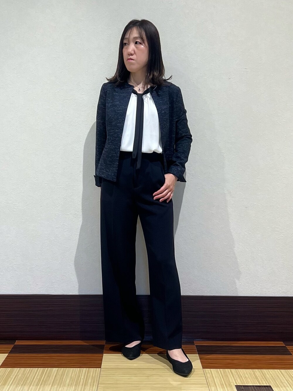 ブルー系のノーカラージャケット、ホワイト系のシャツ/ブラウス、ブルー系のその他パンツを着用したレディースの春コーディネートの4枚目の写真