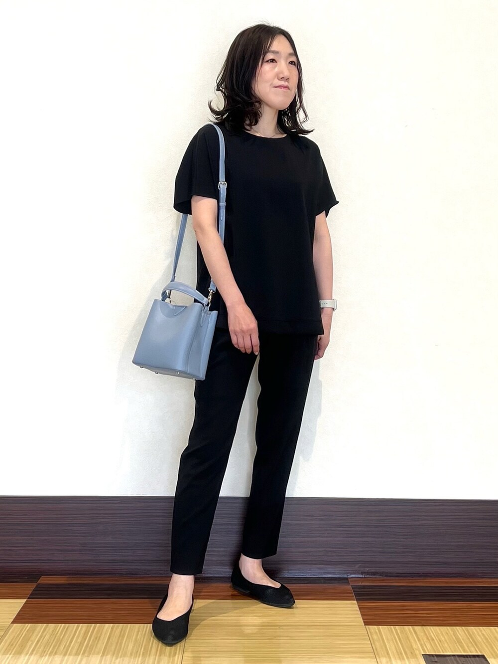 ブルー系のシャツ/ブラウス、ブルー系のその他パンツ、ベージュ系のショルダーバッグを着用したレディースの春コーディネートの2枚目の写真