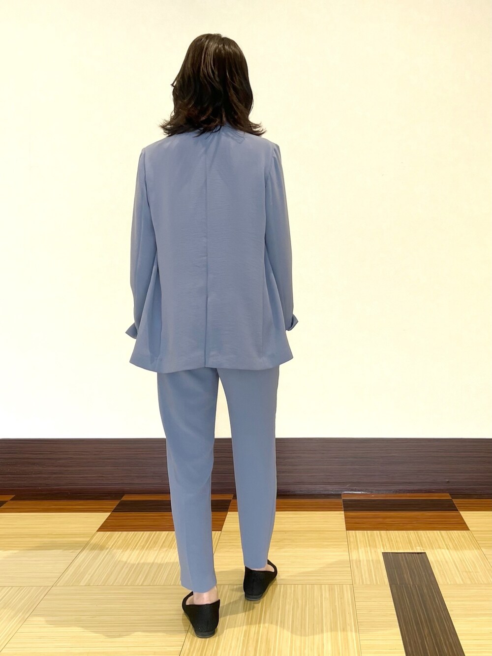 ブルー系のスーツジャケット、ホワイト系のシャツ/ブラウス、ブルー系のスーツパンツを着用したレディースの春コーディネートの5枚目の写真