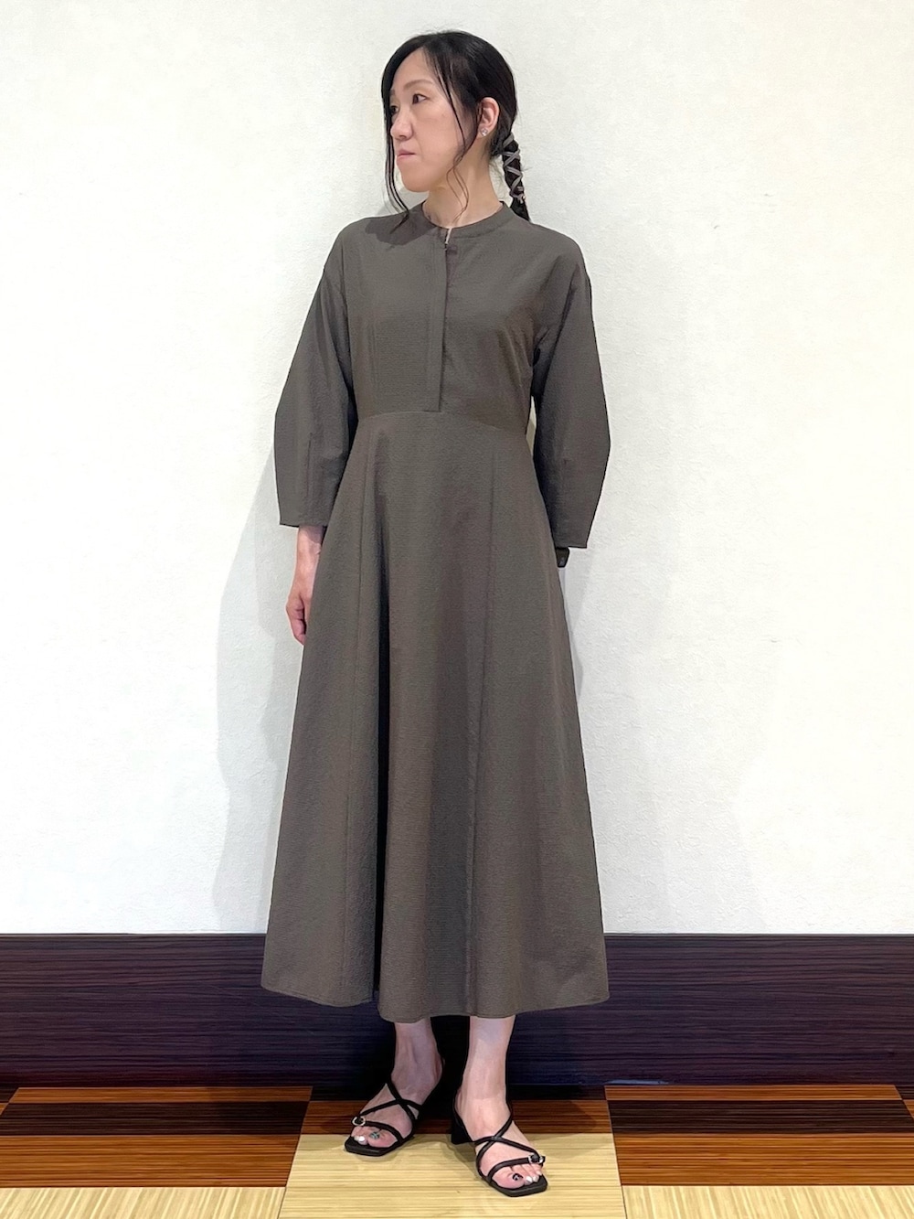 ブラック系のワンピース、ブラック系のサンダル、その他のその他を着用したレディースの秋コーディネートの3枚目の写真