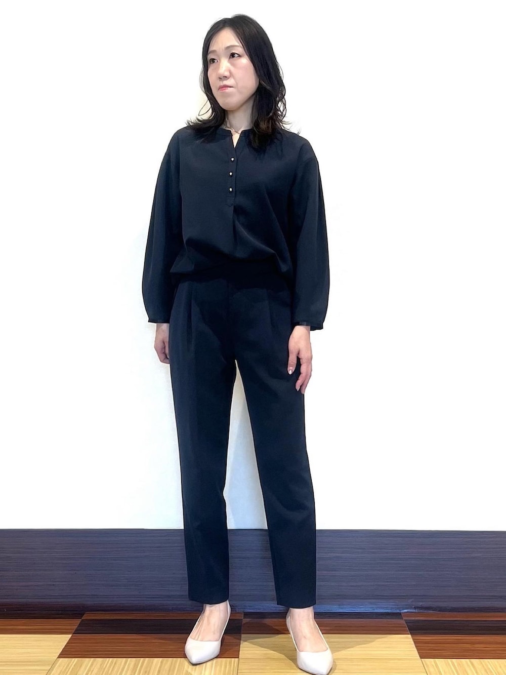 ブルー系のシャツ/ブラウス、ブルー系のその他パンツ、ベージュ系のパンプスを着用したレディースの冬コーディネートの2枚目の写真