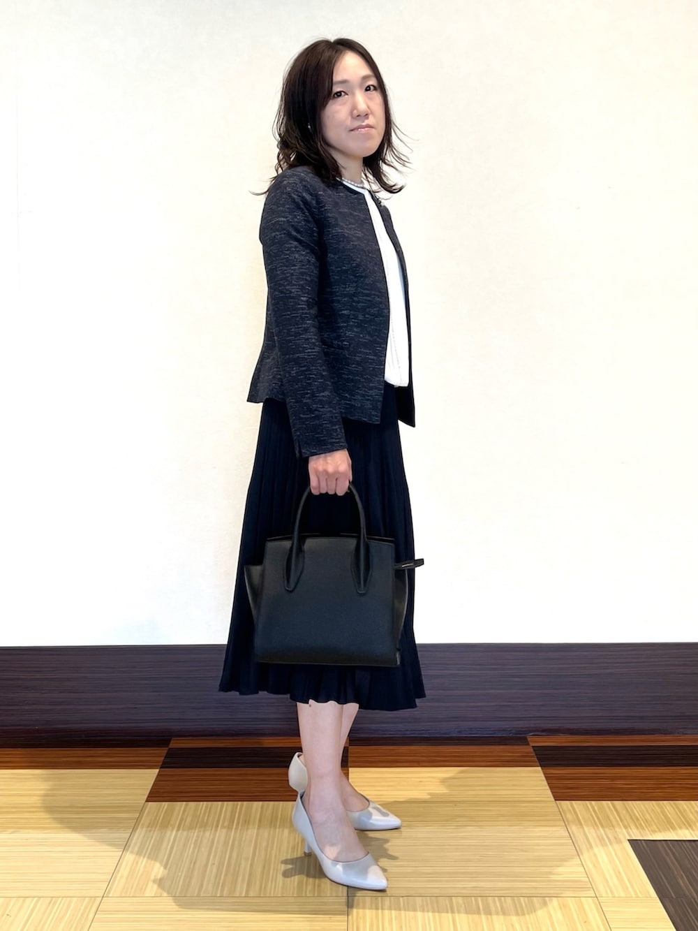 ホワイト系のシャツ/ブラウス、ブルー系のノーカラージャケット、ブルー系のスカートを着用したレディースの冬コーディネートの3枚目の写真