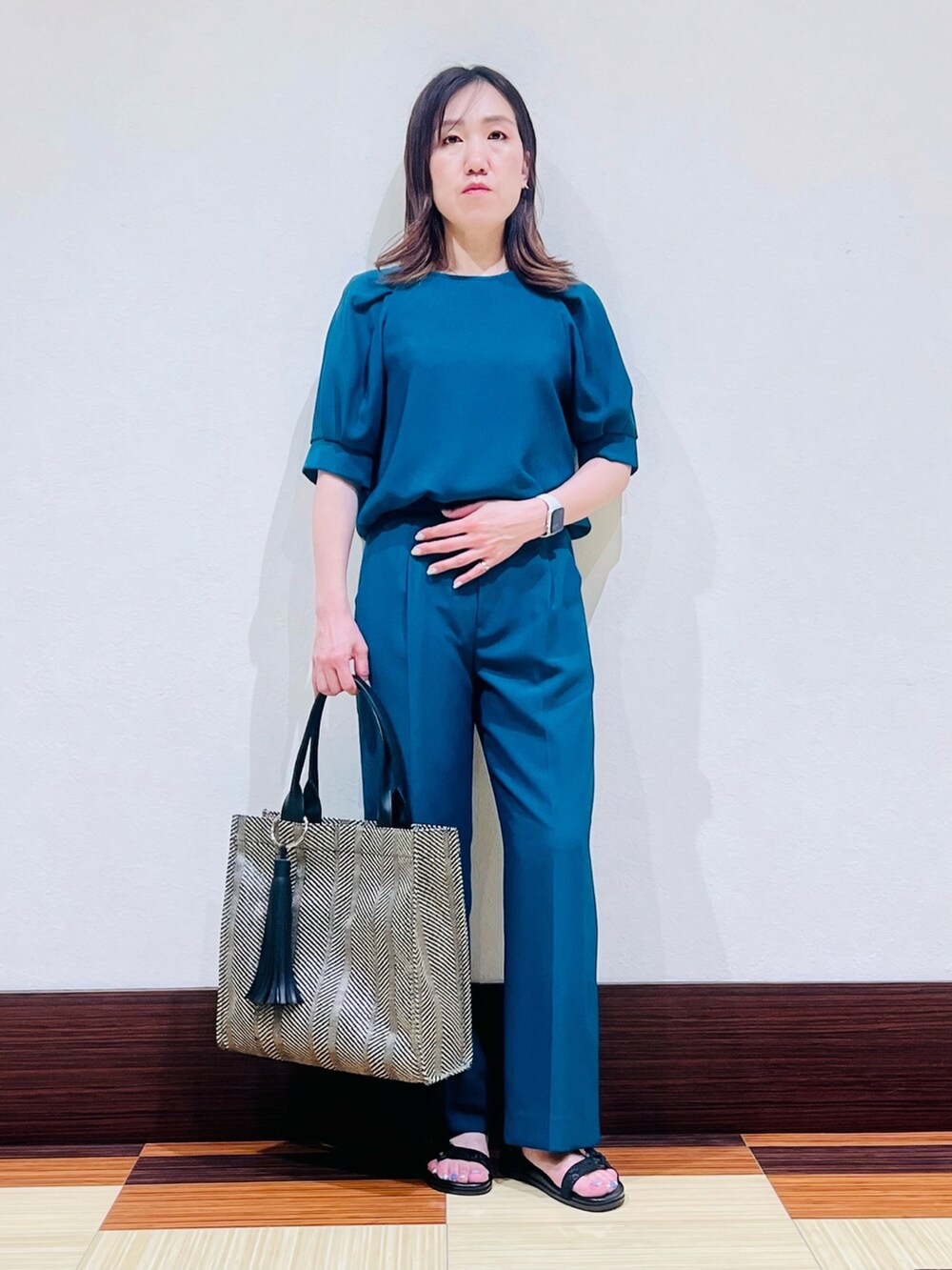 グリーン系のTシャツ/カットソー、グリーン系のその他パンツ、ブラック系のサンダルを着用したレディースの夏コーディネートの3枚目の写真