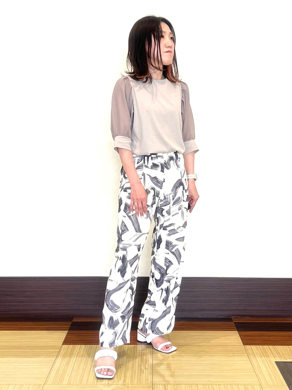 ベージュ系のTシャツ/カットソー、ホワイト系のその他パンツ、ホワイト系のサンダルを着用したレディースの夏コーディネートの2枚目の写真