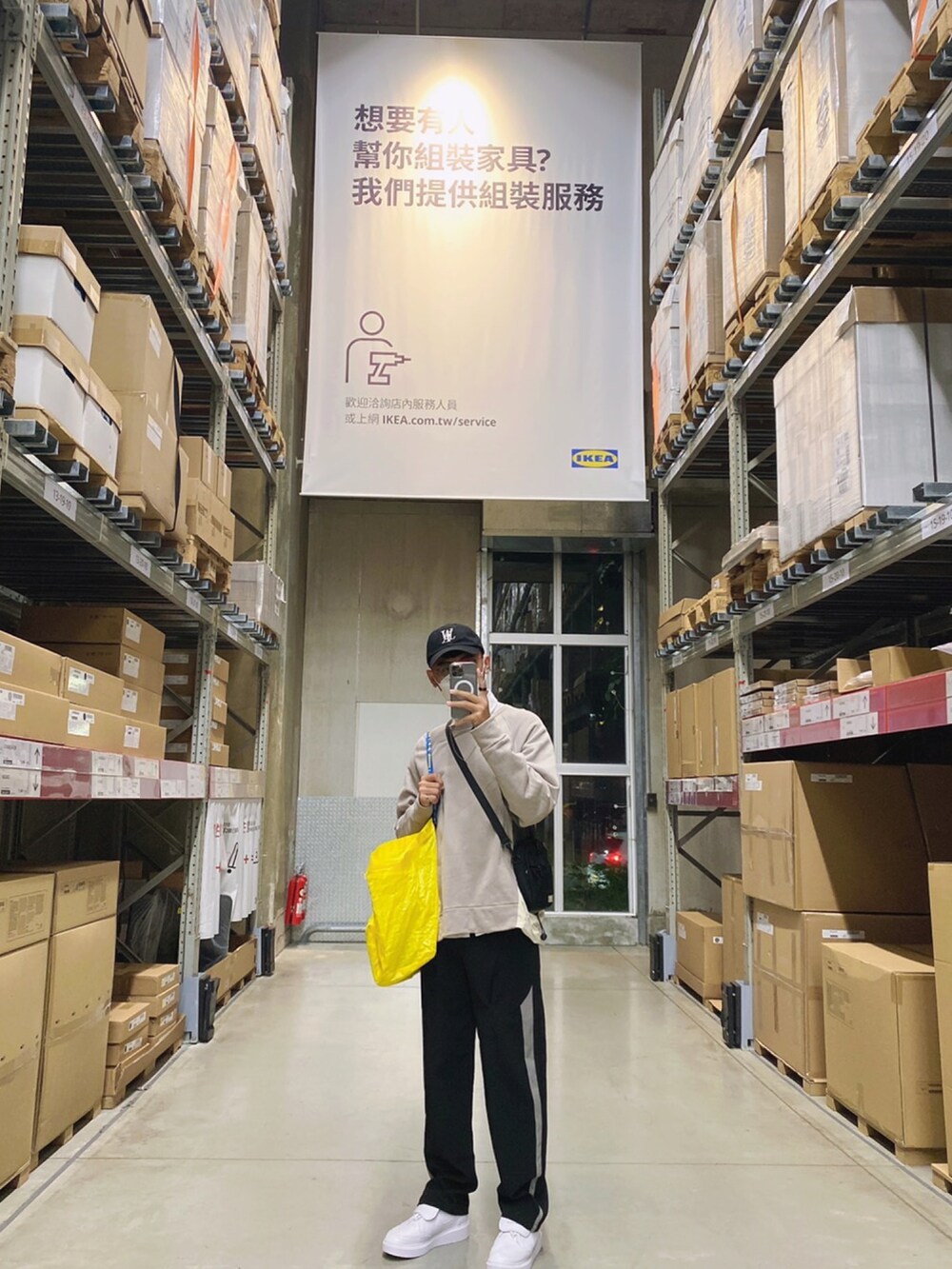 「ootd、球鞋、oversize、IKEA、街頭穿搭、休閒」｜「Nike kwondo1のアイテム（スニーカー、ホワイト系）」を使った、xsuan871007さん（メンズ・180cm）の冬コーディネートの2枚目の写真