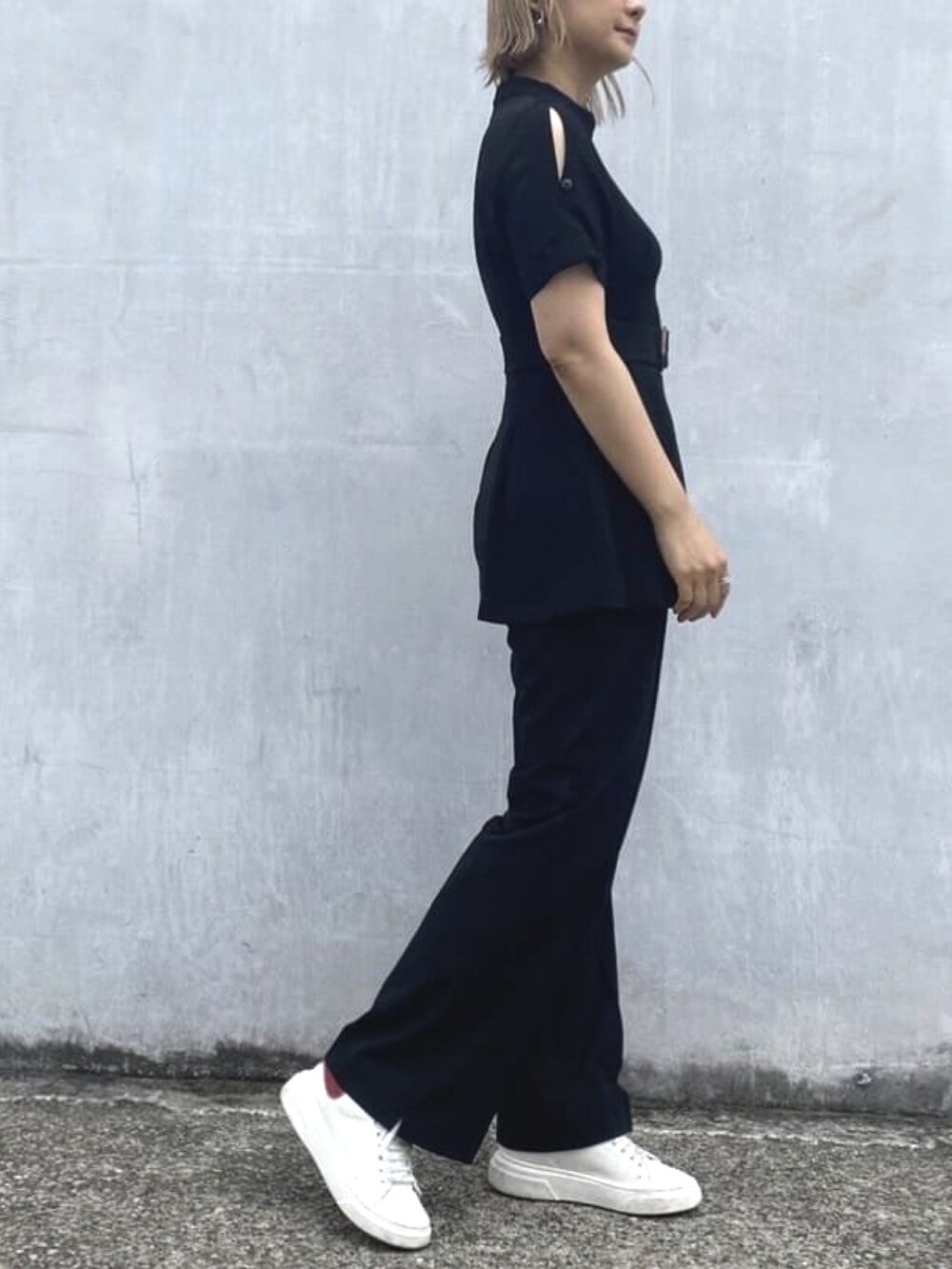 ブラック系のシャツ/ブラウス、ブラック系のその他パンツを着用したレディースの夏コーディネートの2枚目の写真