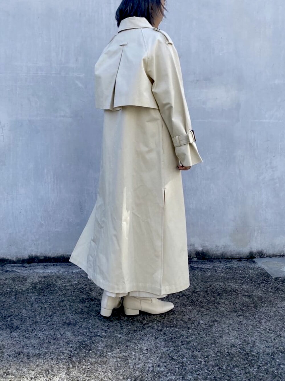 ホワイト系のその他アウター、ホワイト系のブーツを着用したレディースの冬コーディネートの2枚目の写真