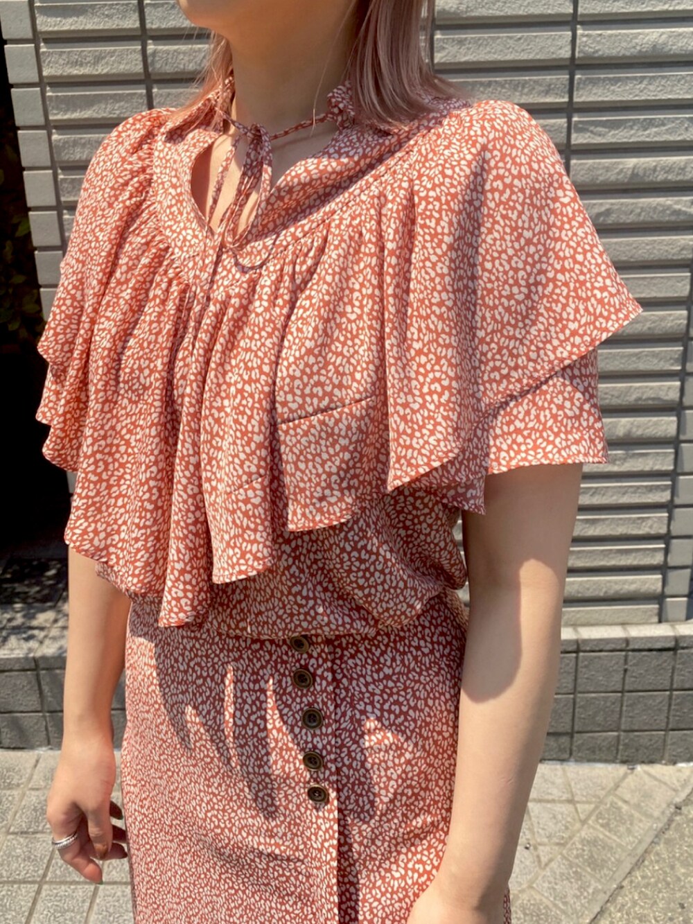 オレンジ系のシャツ/ブラウス、オレンジ系のスカートを着用したレディースの春コーディネートの4枚目の写真