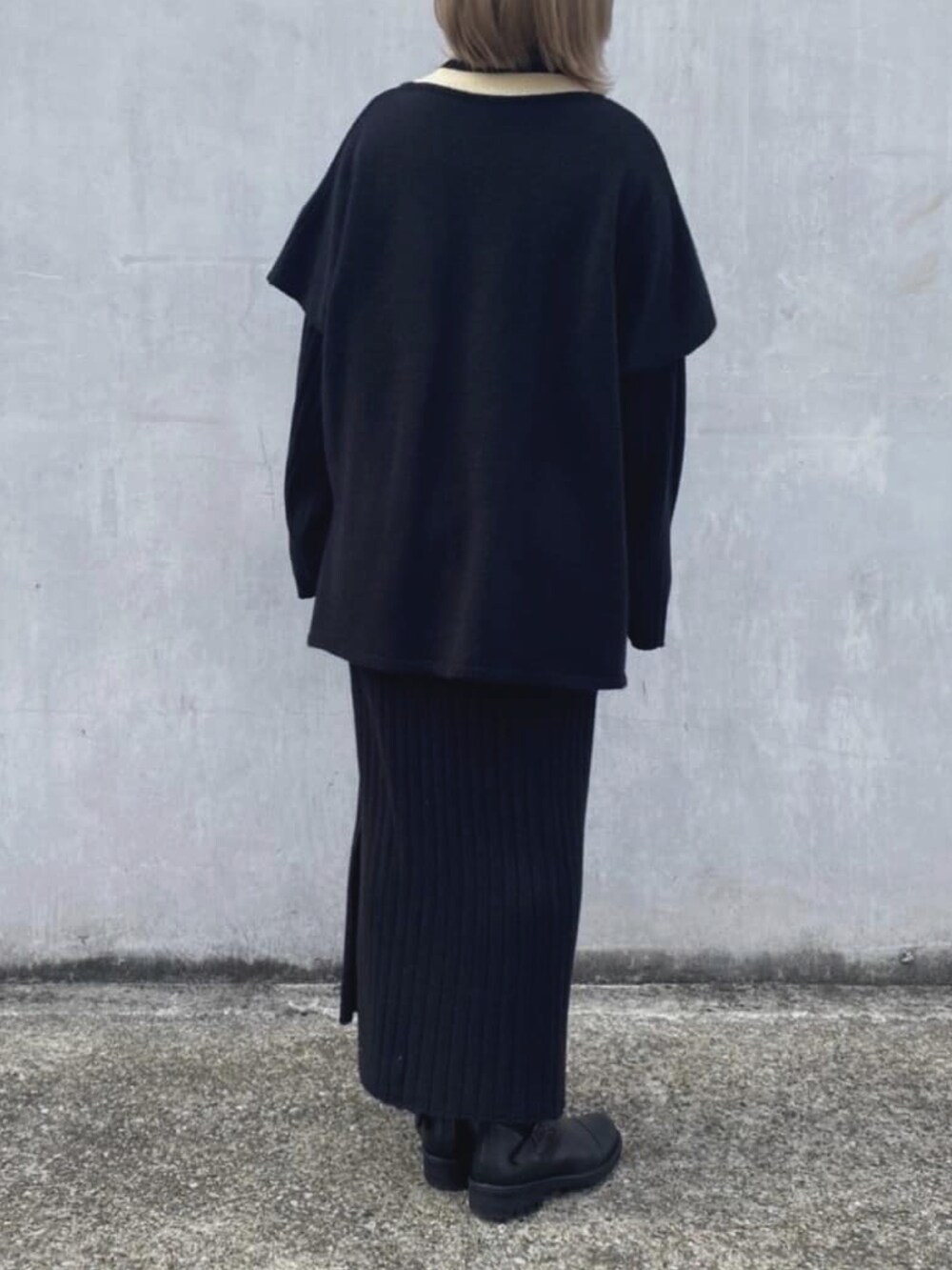 ブラック系のニット/セーター、ブラック系のワンピースを着用したレディースの冬コーディネートの2枚目の写真