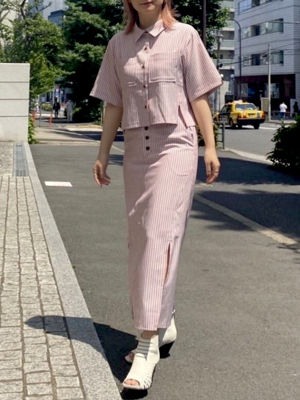 ピンク系のシャツ/ブラウス、ピンク系のスカートを着用したレディースの夏コーディネートの2枚目の写真