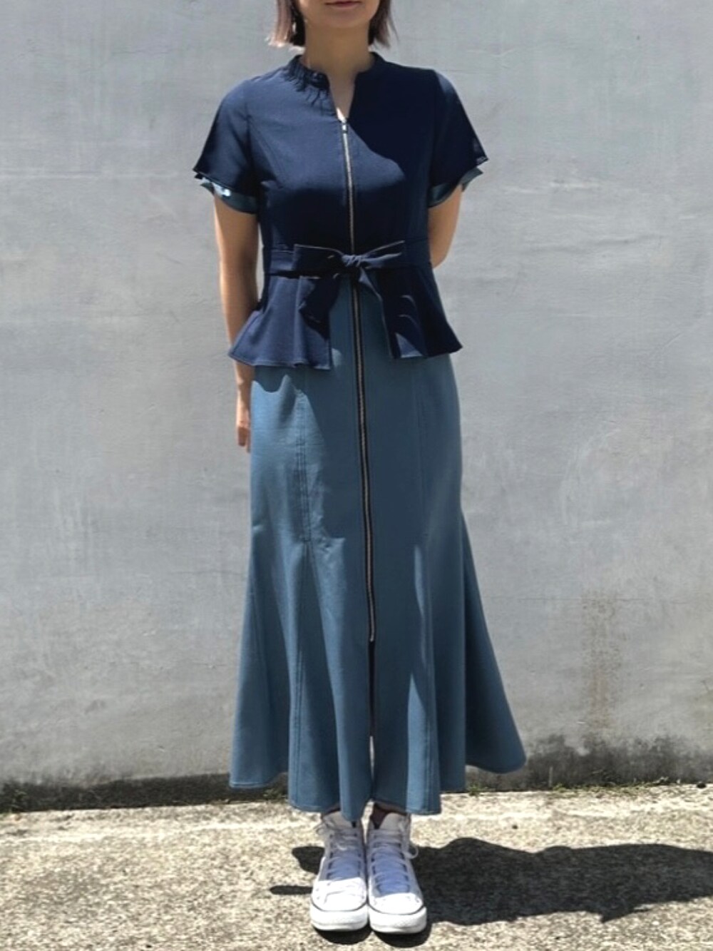 ブルー系のワンピースを着用したレディースの春コーディネートの2枚目の写真