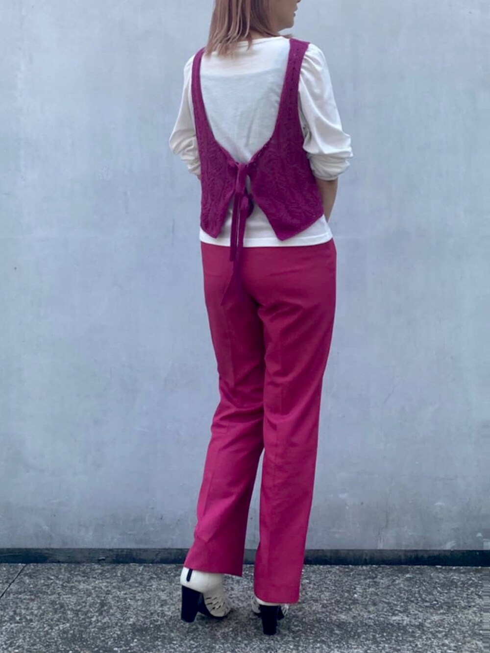 パープル系のアンサンブル、ピンク系のその他パンツを着用したレディースの夏コーディネートの2枚目の写真