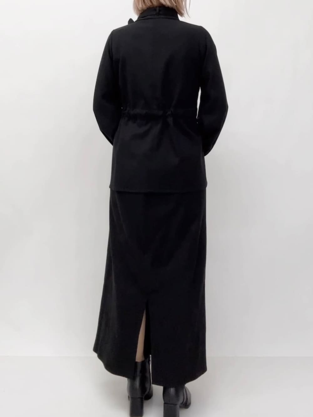 ブラック系のシャツ/ブラウス、ブラック系のスカートを着用したレディースの冬コーディネートの2枚目の写真