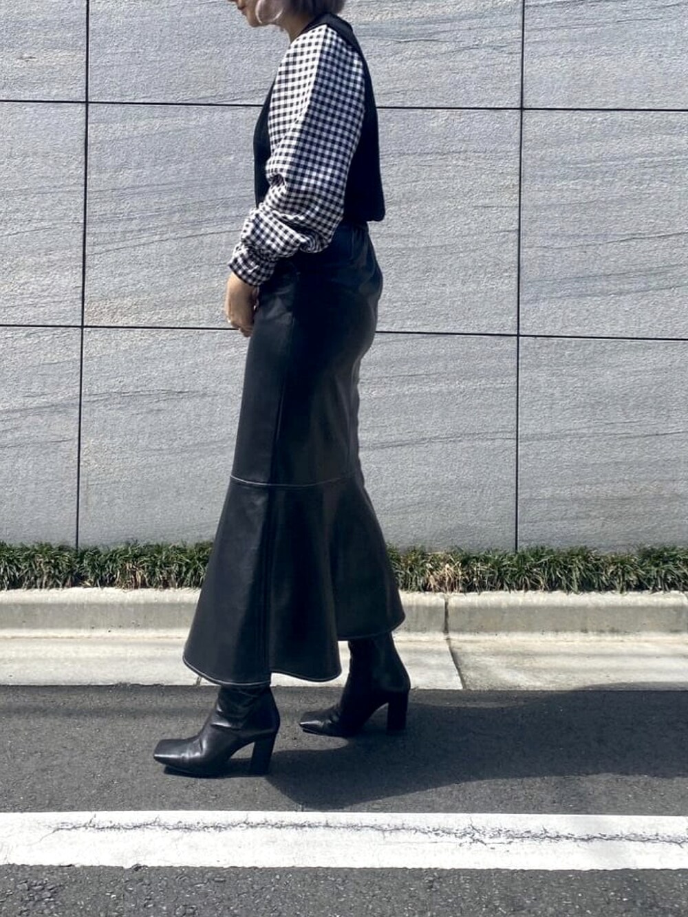 ブラック系のスカートを着用したレディースの冬コーディネートの2枚目の写真