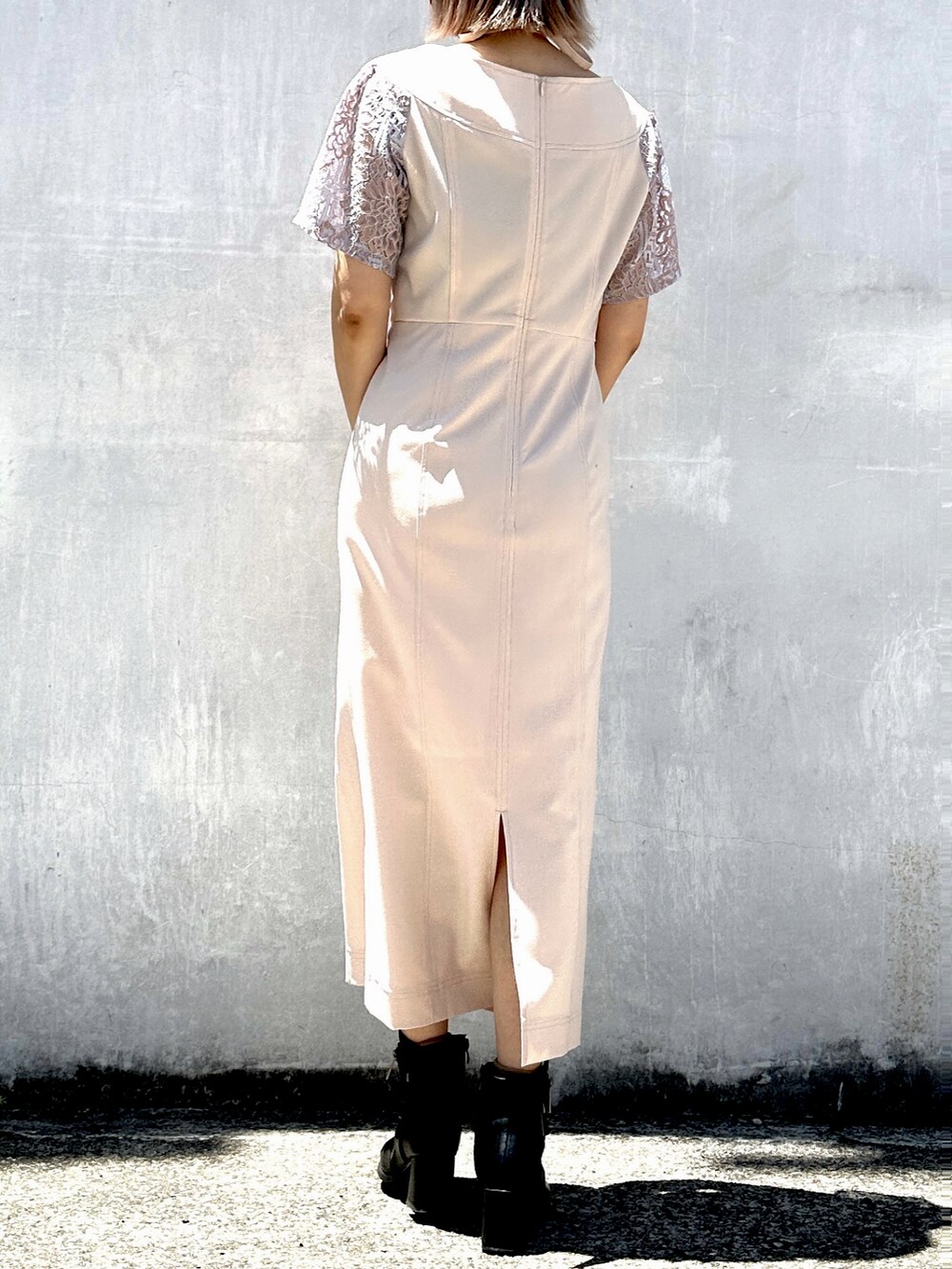 ベージュ系のドレスを着用したレディースの春コーディネートの3枚目の写真