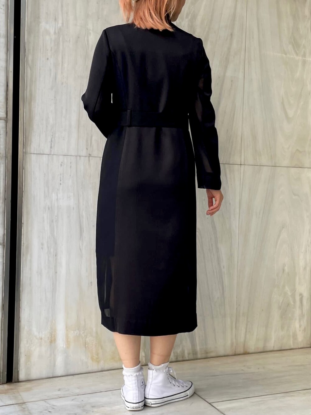 ブラック系のワンピースを着用したレディースの春コーディネートの3枚目の写真