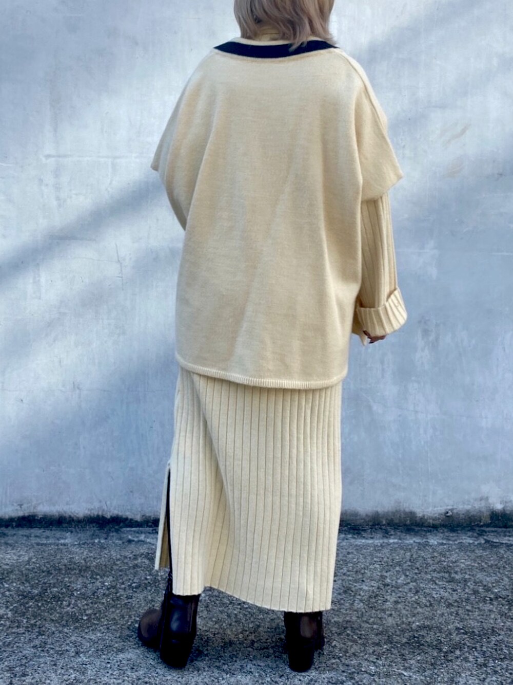 ホワイト系のニット/セーター、ホワイト系のワンピースを着用したレディースの冬コーディネートの2枚目の写真