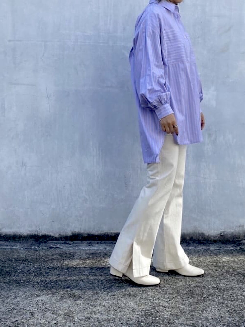 ブルー系のシャツ/ブラウス、ホワイト系のデニムパンツ、ホワイト系のブーツを着用したレディースの冬コーディネートの2枚目の写真