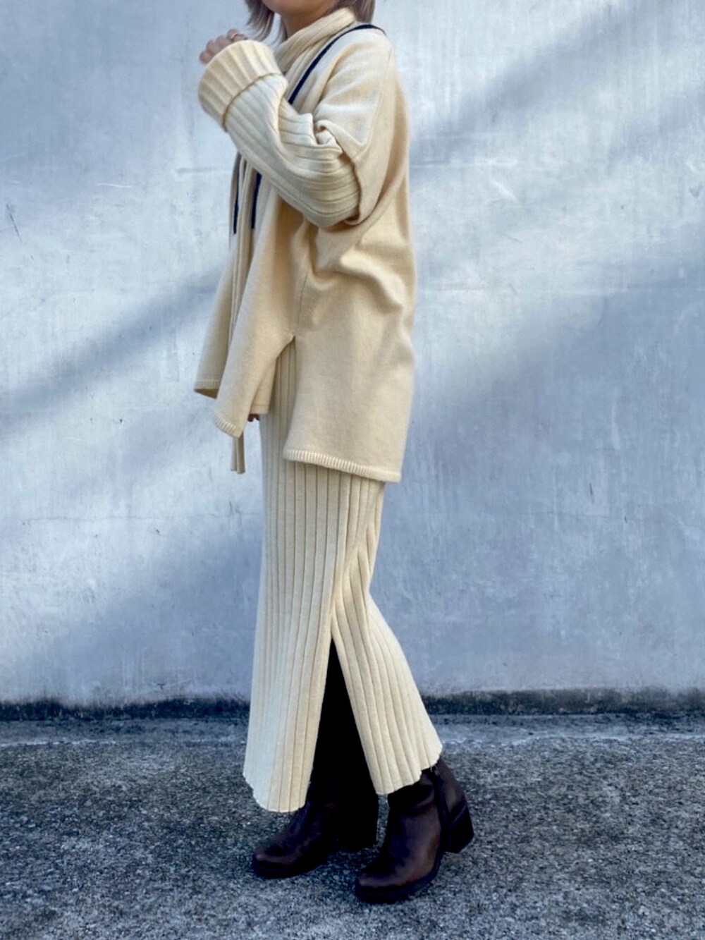 ホワイト系のニット/セーター、ホワイト系のワンピースを着用したレディースの冬コーディネートの3枚目の写真