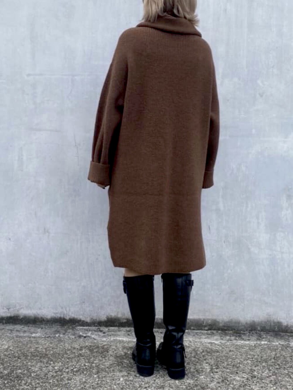 ブラウン系のニット/セーターを着用したレディースの冬コーディネートの2枚目の写真