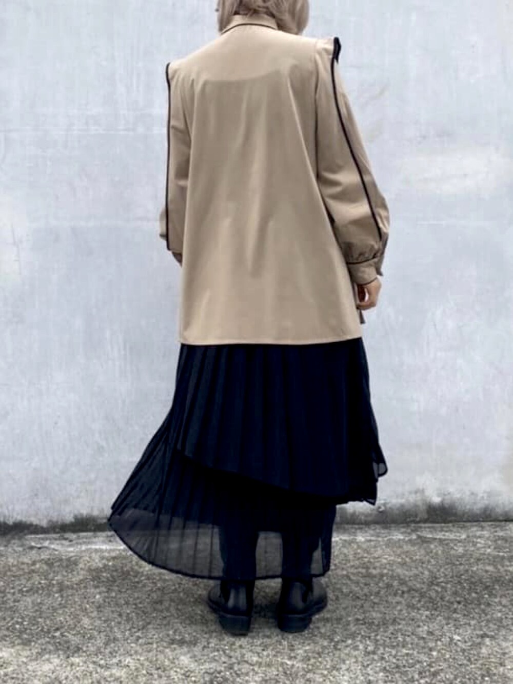 ベージュ系のシャツ/ブラウス、ブラック系のスカートを着用したレディースの冬コーディネートの4枚目の写真