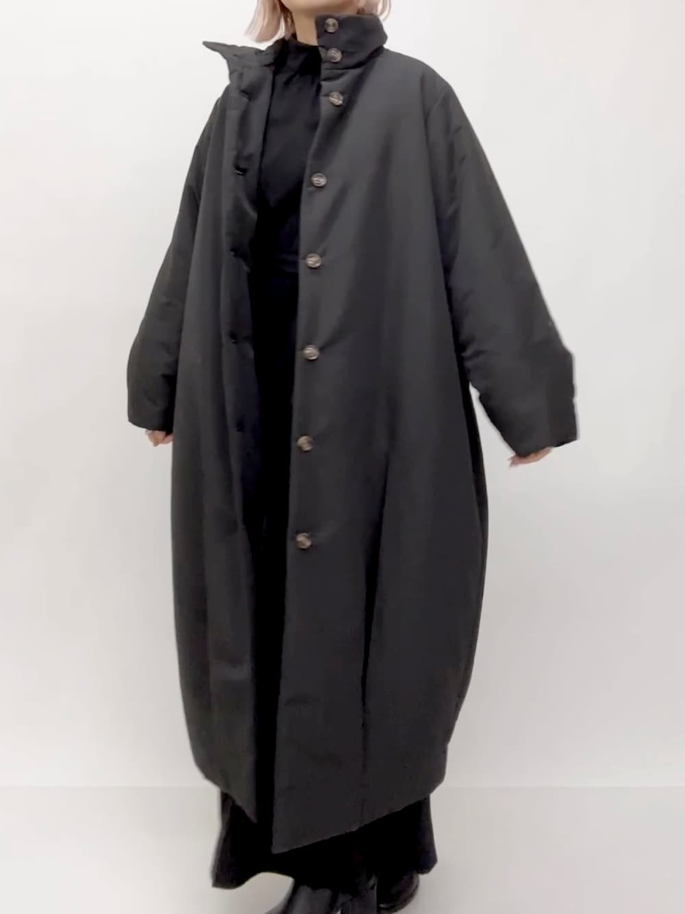 ブラック系のダウンジャケット/コートを着用したレディースの冬コーディネートの2枚目の写真