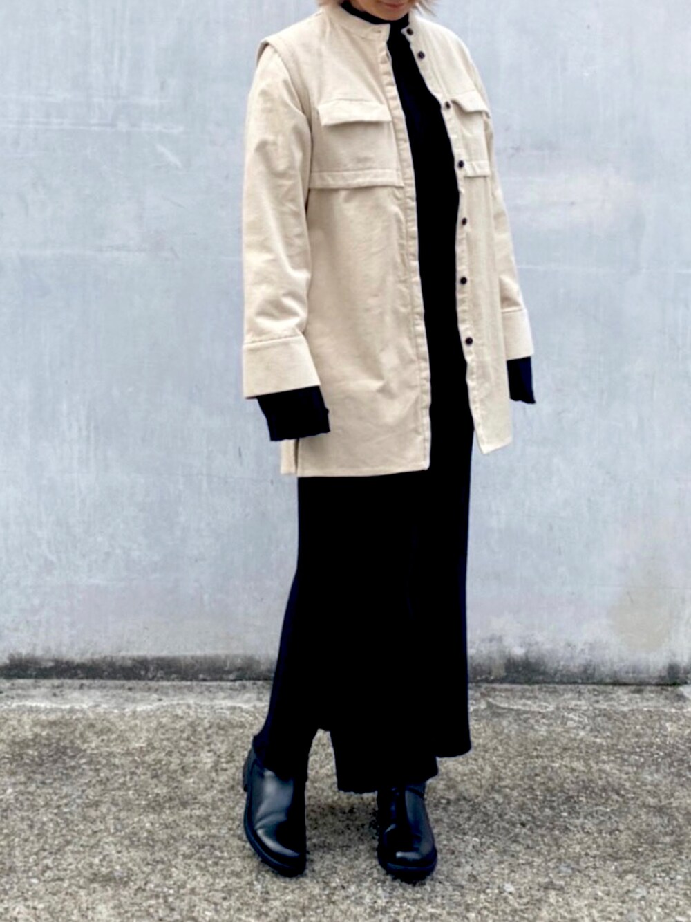 ホワイト系のシャツ/ブラウス、ブラック系のワンピースを着用したレディースの冬コーディネートの2枚目の写真