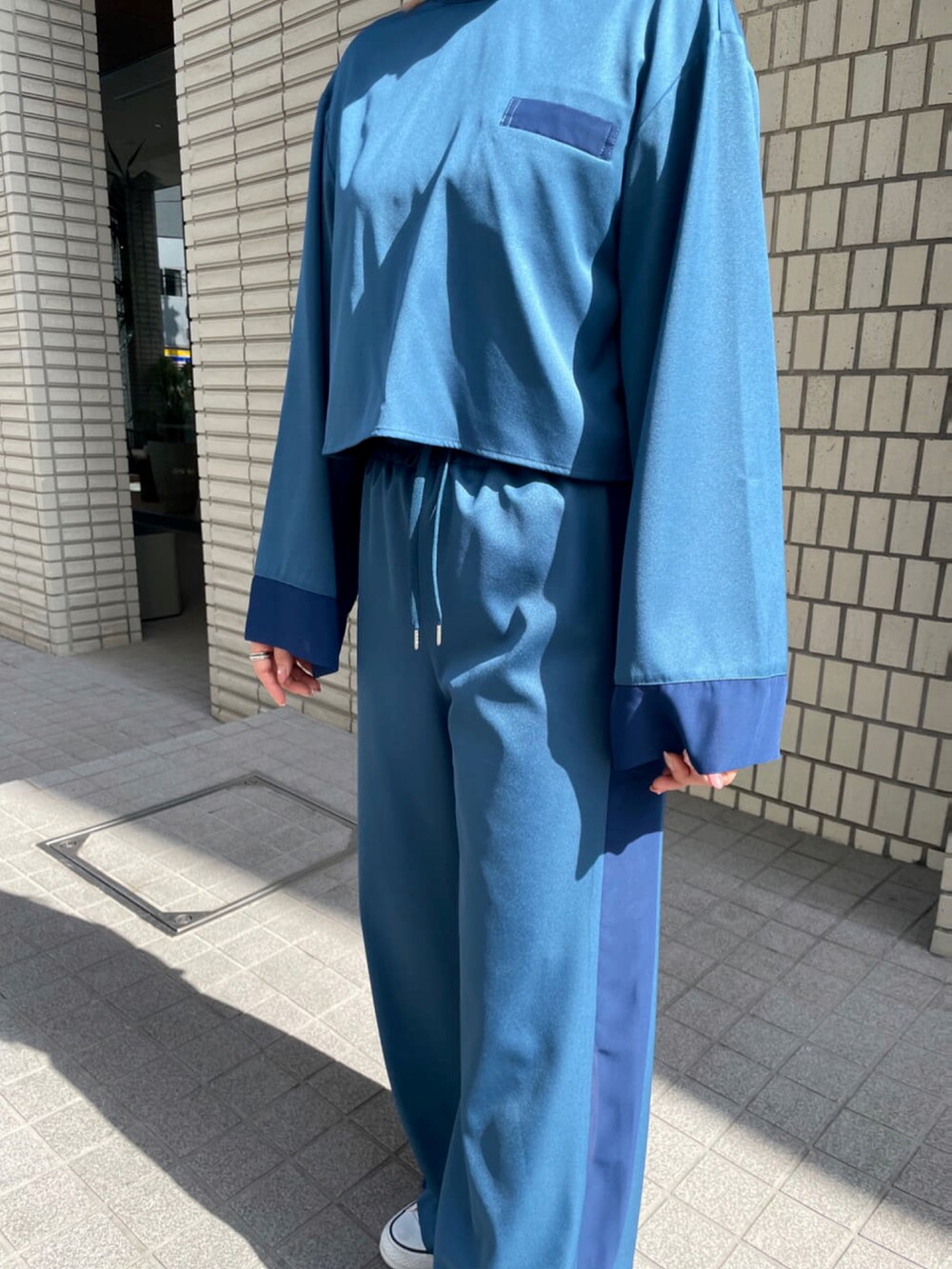 ブルー系のその他パンツ、ブルー系のシャツ/ブラウスを着用したレディースの春コーディネートの4枚目の写真