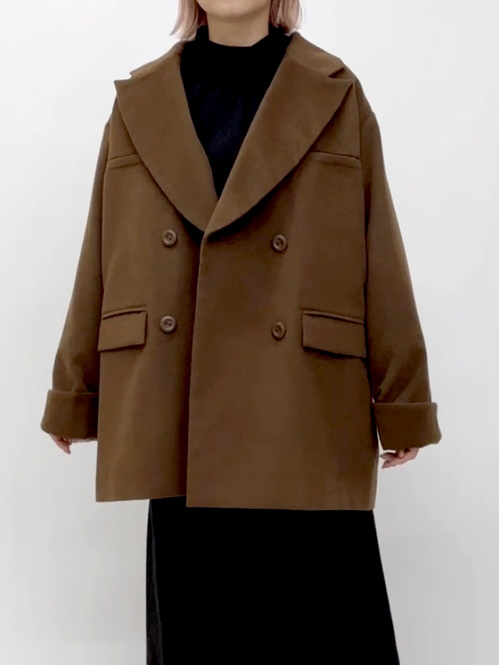 ブラウン系のチェスターコートを着用したレディースの冬コーディネートの4枚目の写真