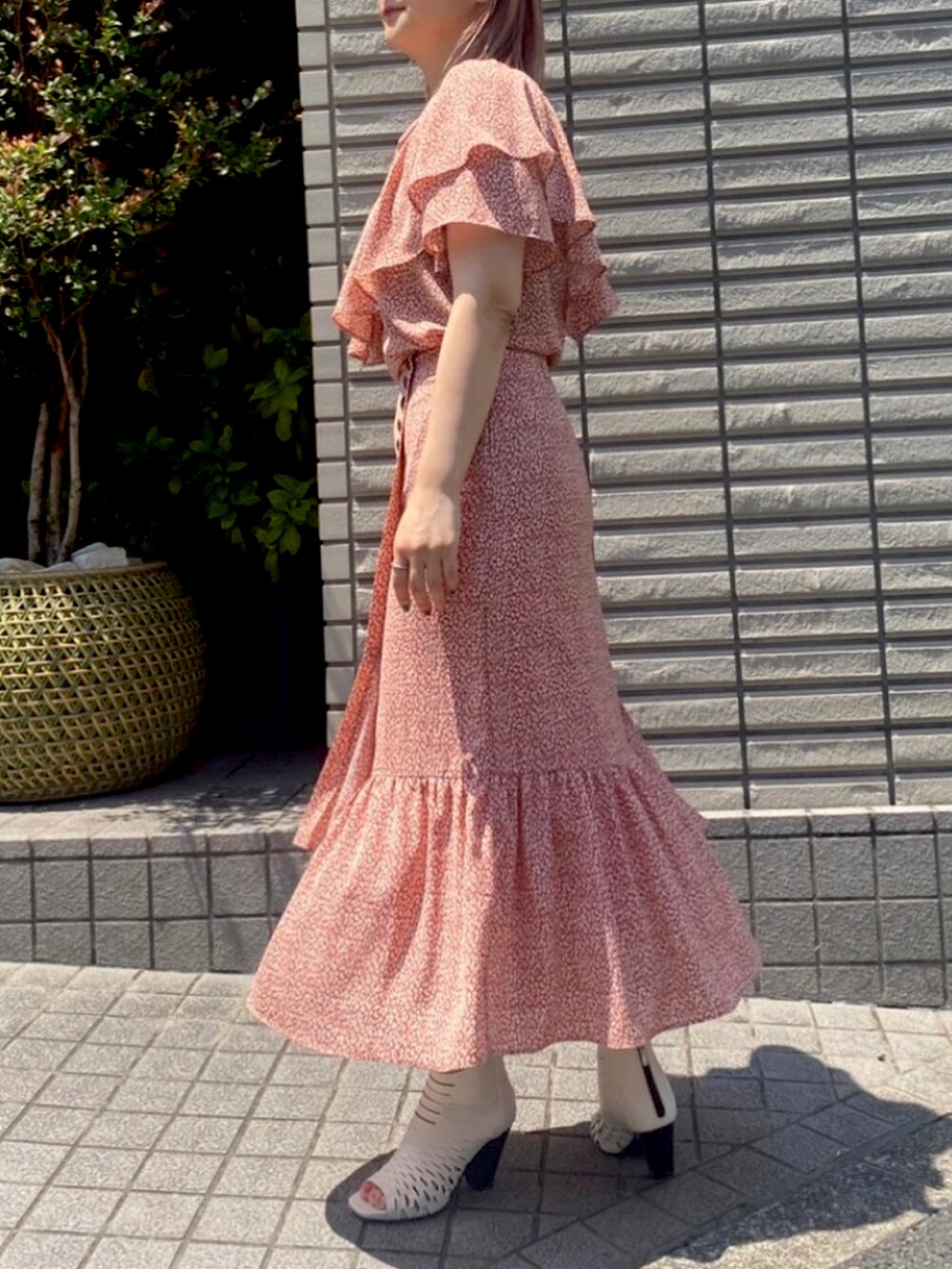 オレンジ系のシャツ/ブラウス、オレンジ系のスカートを着用したレディースの春コーディネートの2枚目の写真