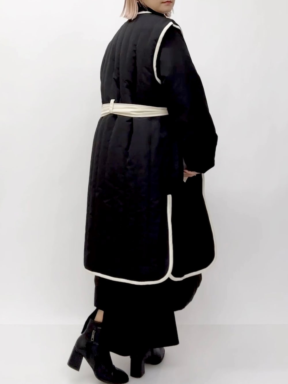 ブラック系のダウンジャケット/コートを着用したレディースの冬コーディネートの2枚目の写真